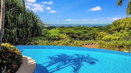 Villa Vista Luna • 3 BR Luxury Villa • Infinity Pool & Panoramic Ocean View - 6 Guests