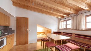 Una cocina compacta con armarios de madera y un microondas integrado.