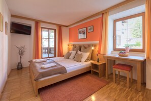Comfort Double Room, Balcony, Mountain View | In-room safe, free WiFi, bed sheets - Haus Karl Murr (Sankt Anton am Arlberg)