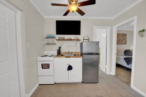 Kjøleskap, mikrobølgeovn, ovn og kokeplater