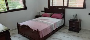 2 quartos, ferros/tábuas de passar roupa, Wi-Fi, roupa de cama