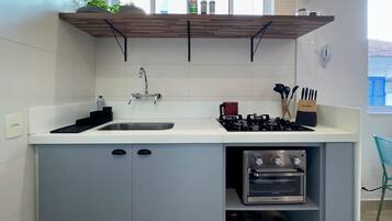Fridge, microwave, oven, coffee/tea maker