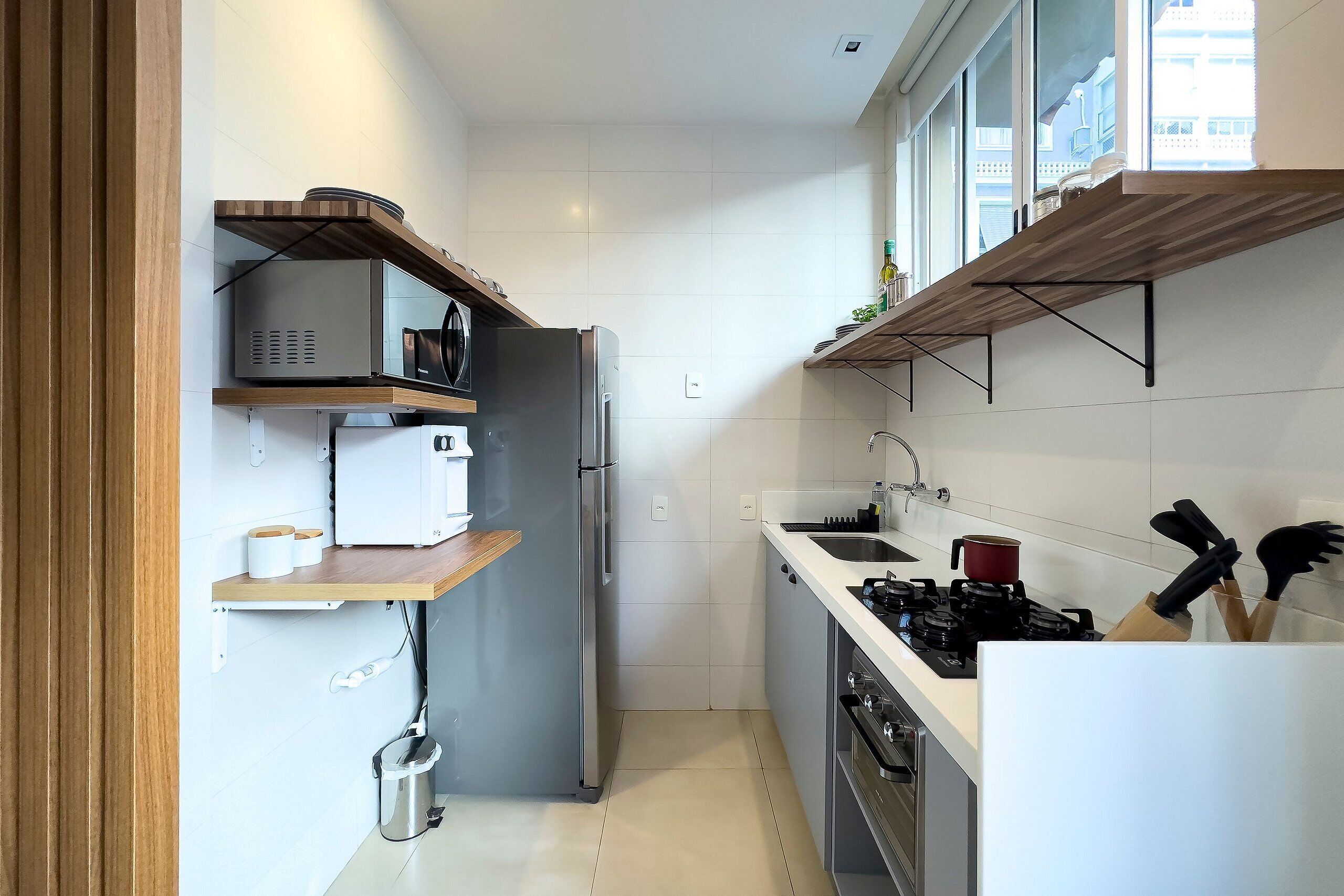 Refrigerador, microondas, horno y cafetera y tetera 