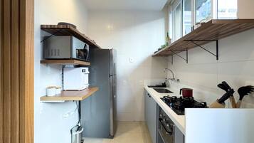 Refrigerador, microondas, horno y cafetera y tetera