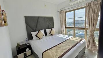 2 bedrooms, iron/ironing board, internet