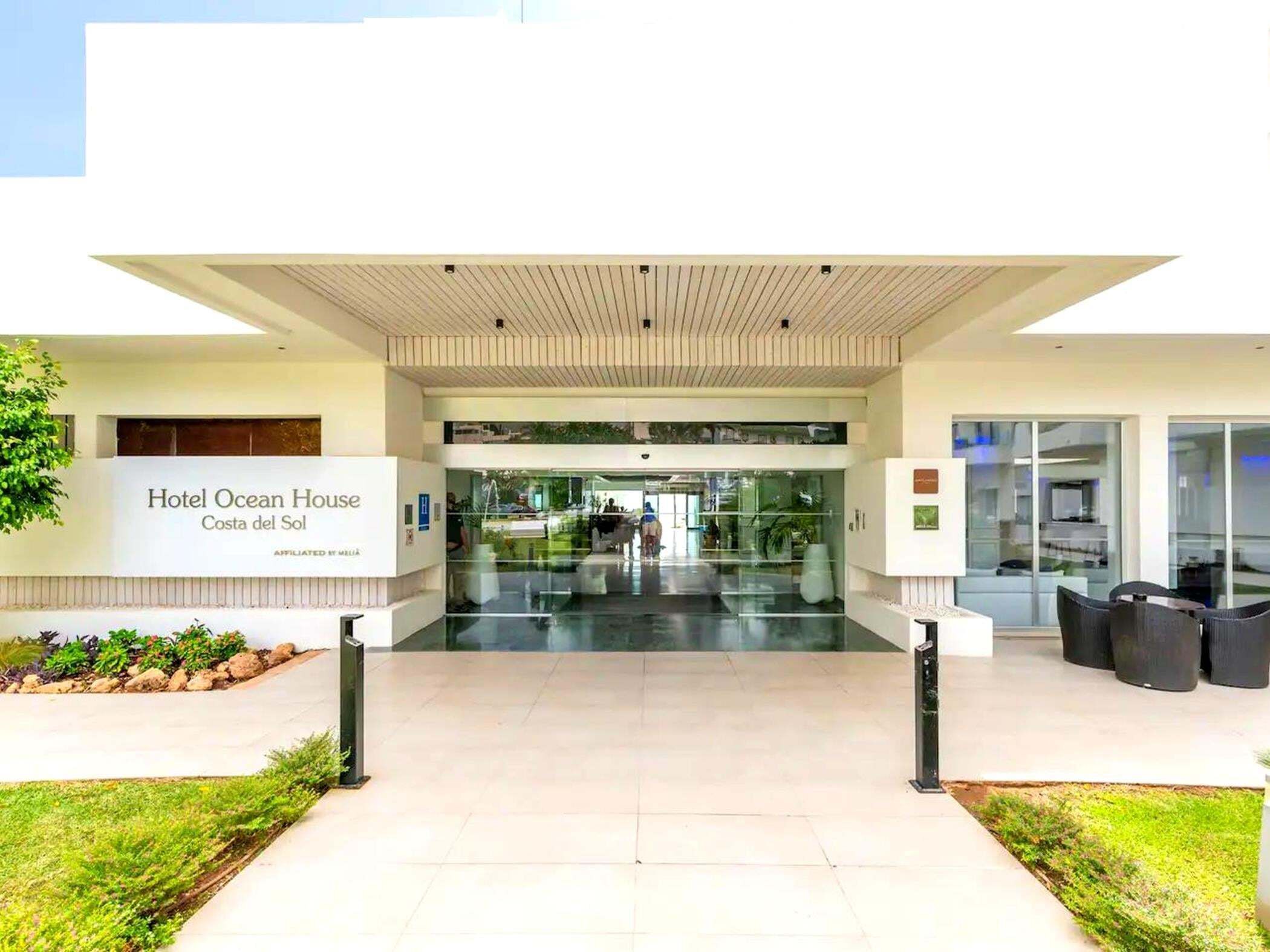 A modern hotel entrance with a sign for 'Hotel Ocean House Costa del Sol.'