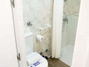 Sèche-cheveux, serviettes fournies