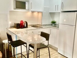 Réfrigérateur, micro-ondes, lave-vaisselle, cafetière/bouilloire