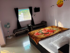 2 bedrooms - Khet - A Rural Farmstay in Jagdalpur Pool, Waterfall, Treehouse & Open Kitchen (Jagdalpur)