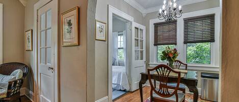 1 slaapkamer, een bureau, een strijkplank/strijkijzer, wifi