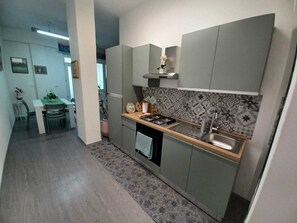 Kjøleskap, ovn, kokeplater og kaffetrakter/tekoker