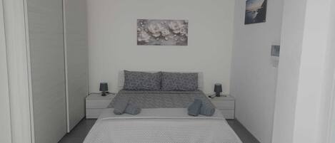 1 غرفة نوم ومكواة/لوح كي وسرير سفر وملاءات أسرّة