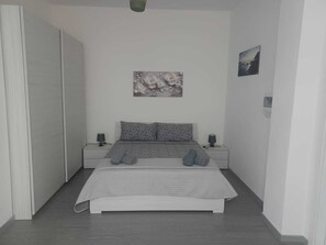 1 makuuhuone, silitysrauta/-lauta, vauvan matkasänky, vuodevaatteet