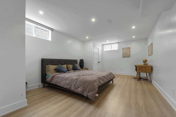 2 habitaciones, tabla de planchar con plancha, wifi y ropa de cama