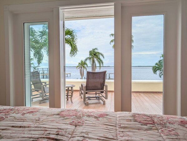 3 bedrooms, desk, free WiFi, bed sheets - Villa Valencia - 3 Bedroom on the River with a Pool (Fort Myers)