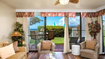 Condo (2 Bedrooms) | Phòng khách | TV