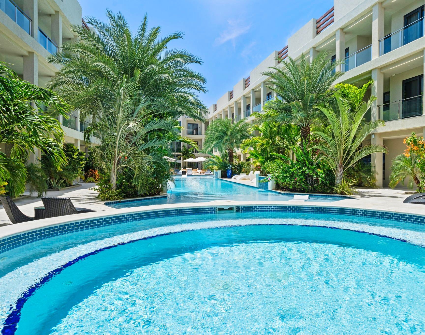 室外游泳池，提供日光浴躺椅