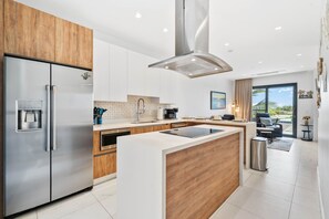 Condo familiar, 3 habitaciones | Cocina privada | Refrigerador con congelador, microondas, horno y parrilla de estufa 