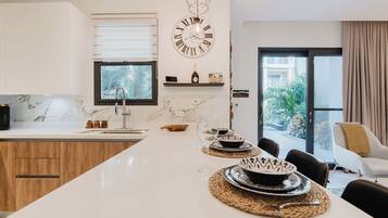 Deluxe Condo, 1 King Bed, Poolside | Private kitchen | Full-size fridge, microwave, oven, stovetop