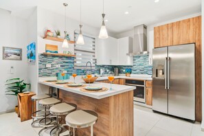 Condo superior, 1 cama King, no piso térreo | Cozinha privada | Geladeira grande, micro-ondas, fogão, cooktop