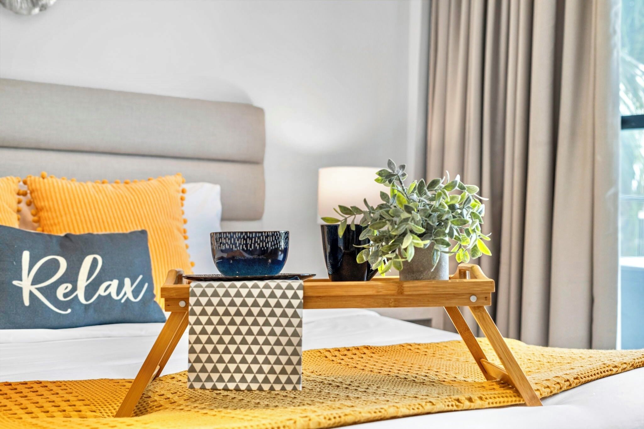 Familjelägenhet - balkong - utsikt mot poolen | Värdeförvaringsskåp på rummet, individuell inredning och unika möbler