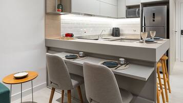 Een koelkast, een microgolfoven, een koffiezetapparaat/waterkoker