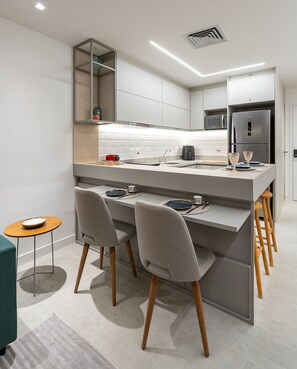 Refrigerador, microondas, cafetera y tetera y utensilios de cocina 