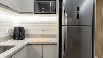 Geladeira, micro-ondas, cafeteira/chaleira