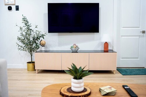 Modern Luxury Stay – Airport, Banff/Rockies Route