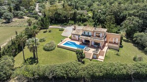 A Mediterranean-style villa with a swimming pool, surrounded by lush greenery and hills. - Villa Zahara - paceful retreat in the countryside (Alcúdia)