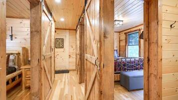 Huisje, meerdere bedden, patio (Seven Pines) | 2 slaapkamers, individueel gedecoreerd, individueel gemeubileerd