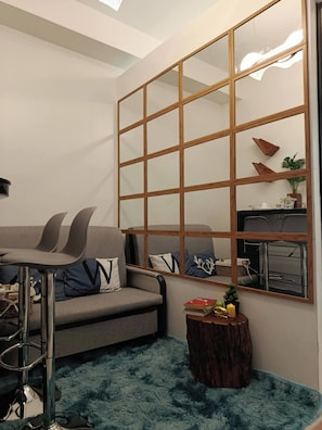 Condo, 1 Bedroom, Accessible | Ruang tamu | Buku-buku 