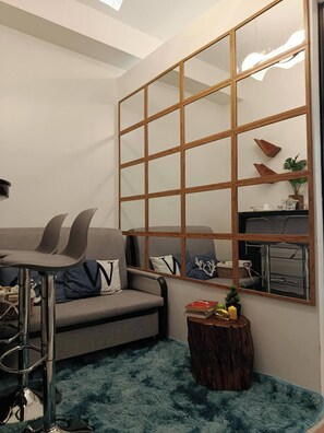 Apartment, 1 Schlafzimmer, barrierefrei | Wohnzimmer | Bücher