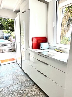 Fridge, microwave, oven, stovetop - House with sea view, private heated swimming pool, terrace (Le Lavandou)