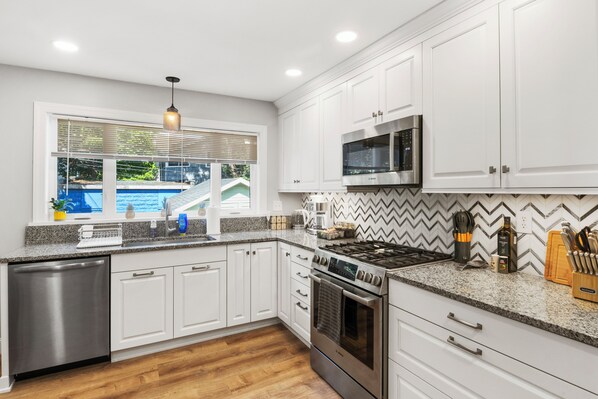 Private kitchen - Timeless Charm in Park Ave - Entire 3 BR House (Rochester)