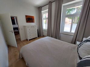 2 bedrooms, iron/ironing board, free WiFi, bed sheets