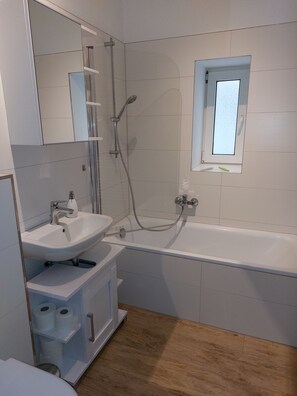 Haartrockner, Handtücher, Seife, Toilettenpapier