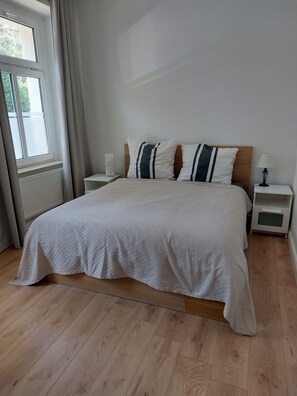 2 makuuhuonetta, silitysrauta/-lauta, ilmainen Wi-Fi, vuodevaatteet