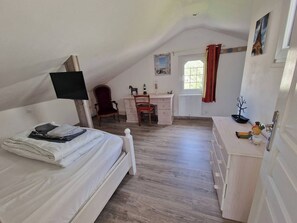 3 bedrooms, iron/ironing board, WiFi, bed sheets - Maison Sainte Cécile near beach and shops, pets welcome (Camiers)