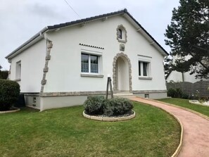 Exterior - Maison Sainte Cécile near beach and shops, pets welcome (Camiers)
