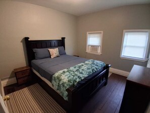 3 bedrooms, WiFi, bed sheets - The Niagara Nest (Niagara Falls)