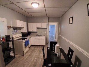 Microwave, oven, stovetop - The Niagara Nest (Niagara Falls)