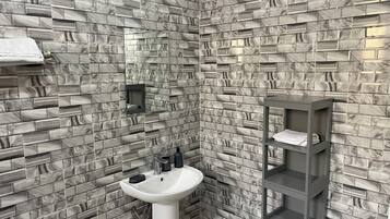 Serviettes fournies, savon, papier toilette