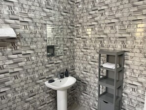 Serviettes fournies, savon, papier toilette