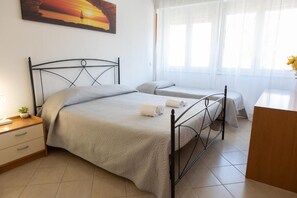 Tremannsrom – superior, byutsikt | Wi-fi (inkludert)