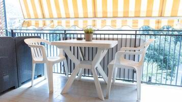 Economy-Doppelzimmer, Stadtblick | Terrasse/Patio
