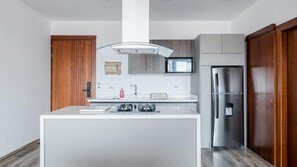 Refrigerador, microondas, horno y utensilios de cocina 