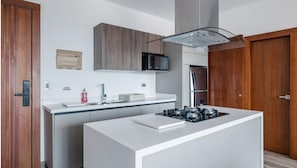 Kühlschrank, Mikrowelle, Ofen, Kochgeschirr/Geschirr/Besteck