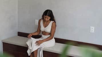 Ångbastu, massage med varma stenar, djupmassage och sportmassage