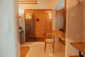 Deluxe Suite, Beach View | Bathroom | Separate bathtub and shower, hair dryer, towels, soap - Kalit Hotel (Itarema)